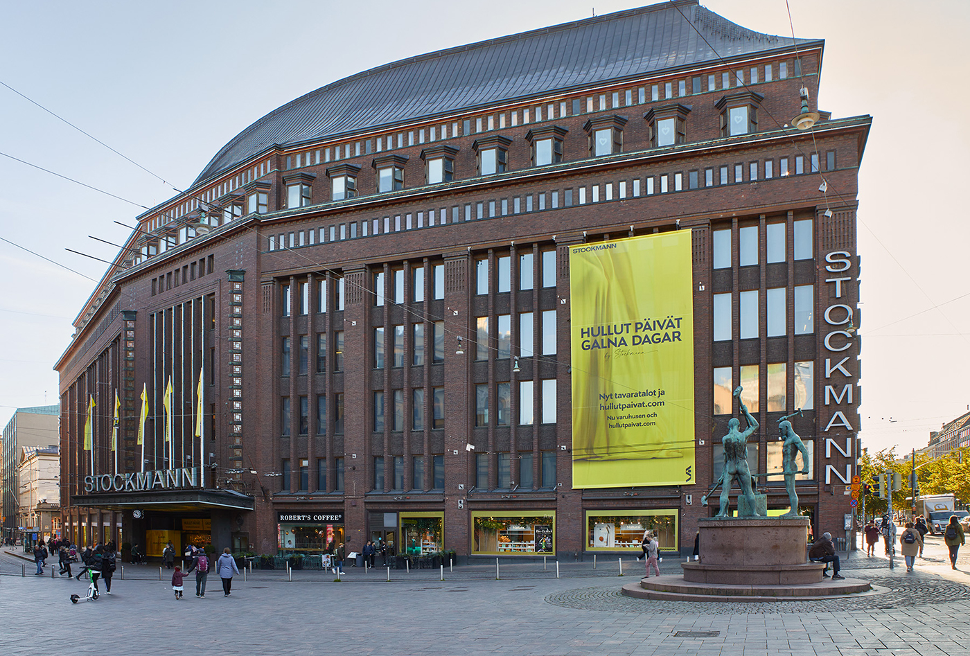 Helsingin Stockmannin rakennus ja iso Hullut päivät banderolli.