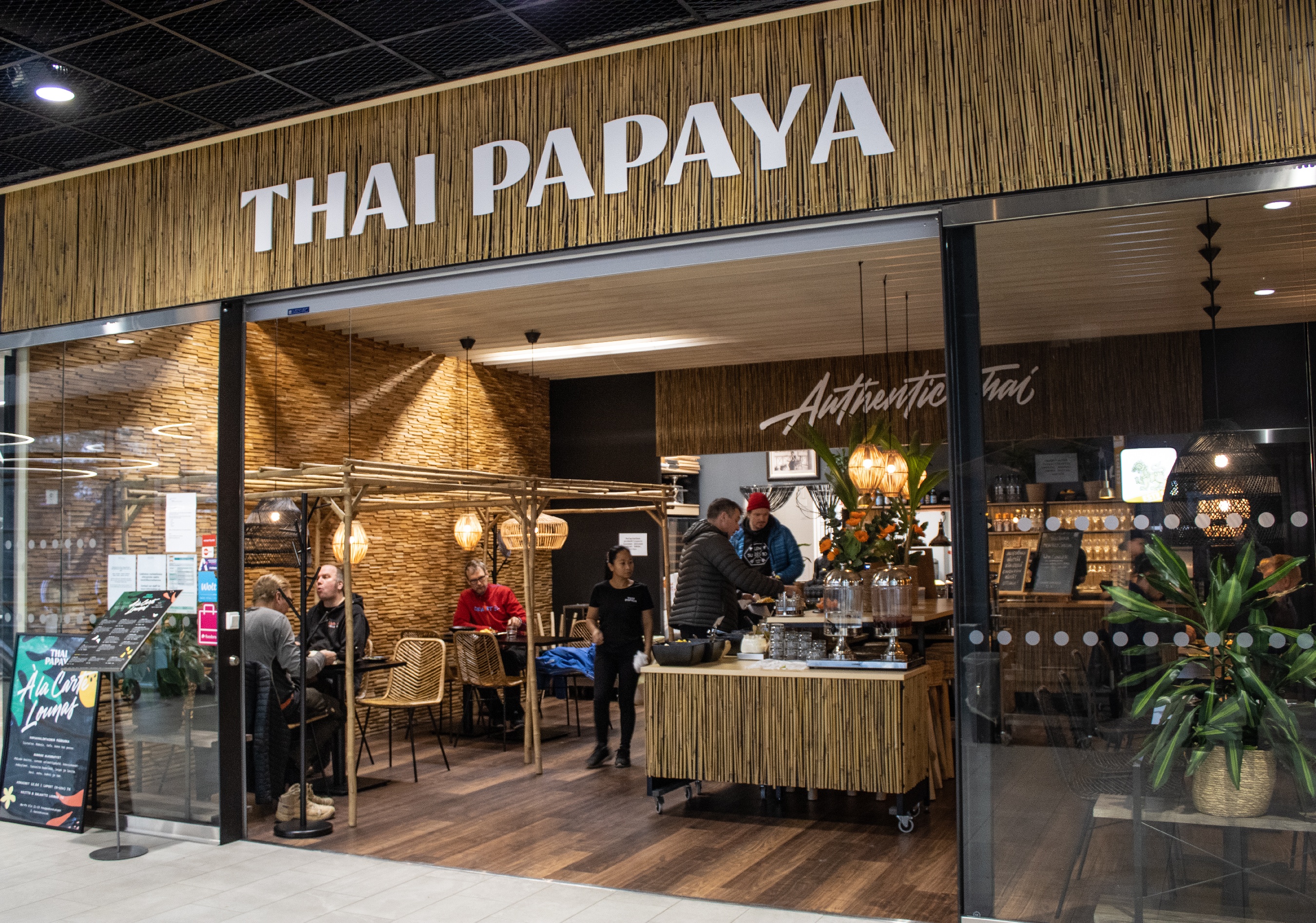 Brändäsimme syksyllä Laajasalon Kauppakeskus Saaressa sijaitsevan Thai Papayan ravintolan.
