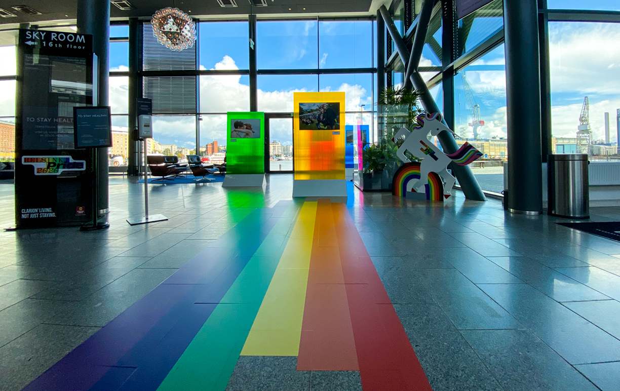 Helsinki Pride 2020 Coloro toteutti monta kymmentä metriä lattiatarraa, 9m pitkän valokuvausseinän ja monia muita elementtejä, mm. valokuvanäyttelyn Clarioniin.