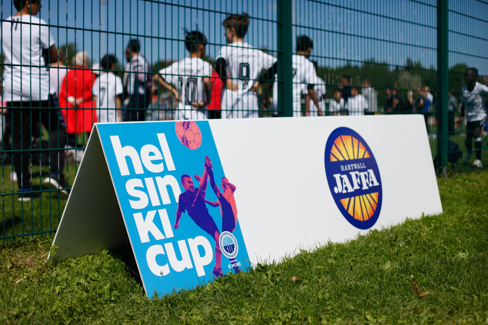 Helsinki Cup järjestetään kesällä 2020 ja Coloro on mukana värittämässä juniorjalkapallokilpailua tuottamalla kyltit ja bannerit ja muut.