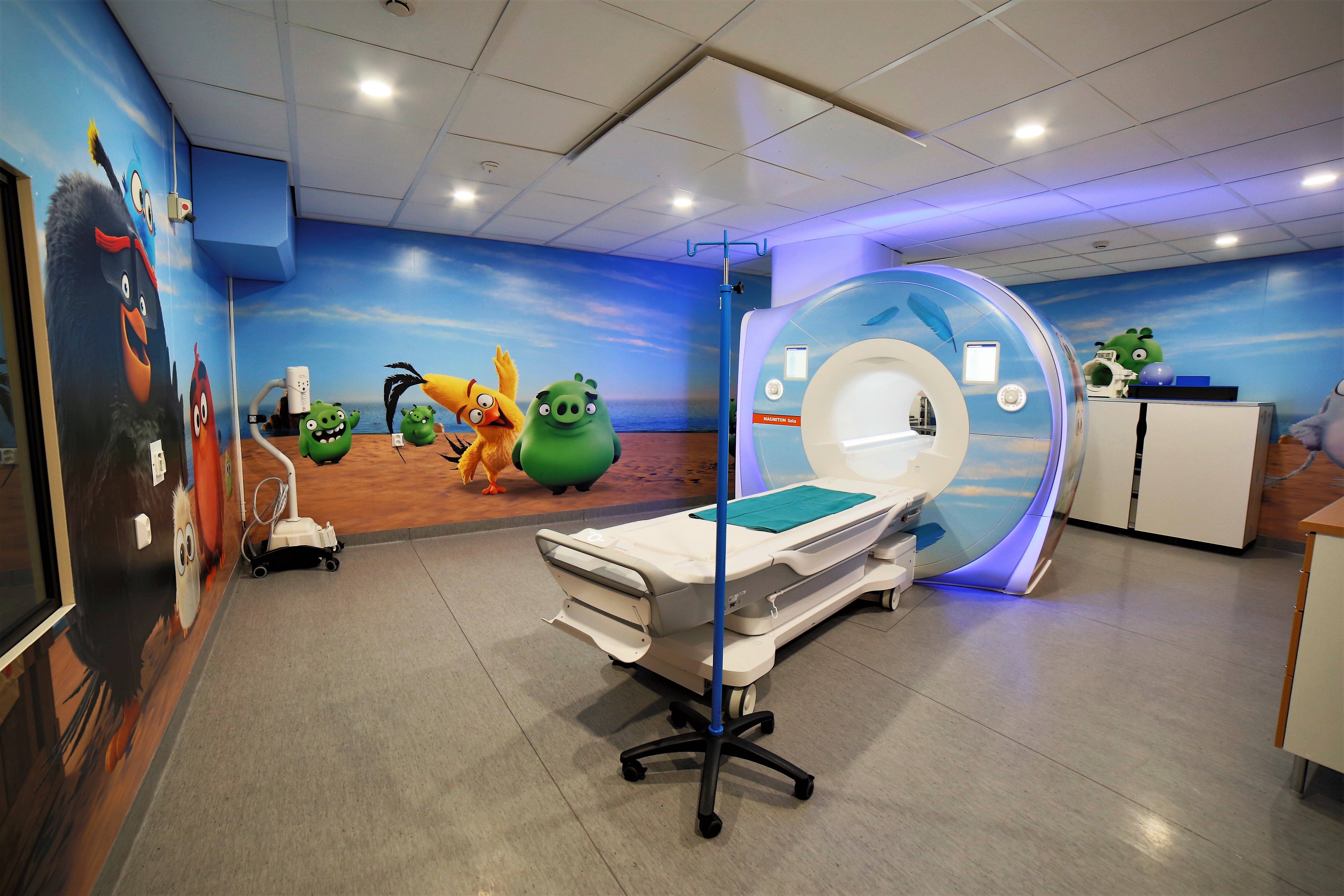 Oulun Lastensairaala sai hauskat Angry Birds-teippaukset piristämään magneettikuvaushuonetta.